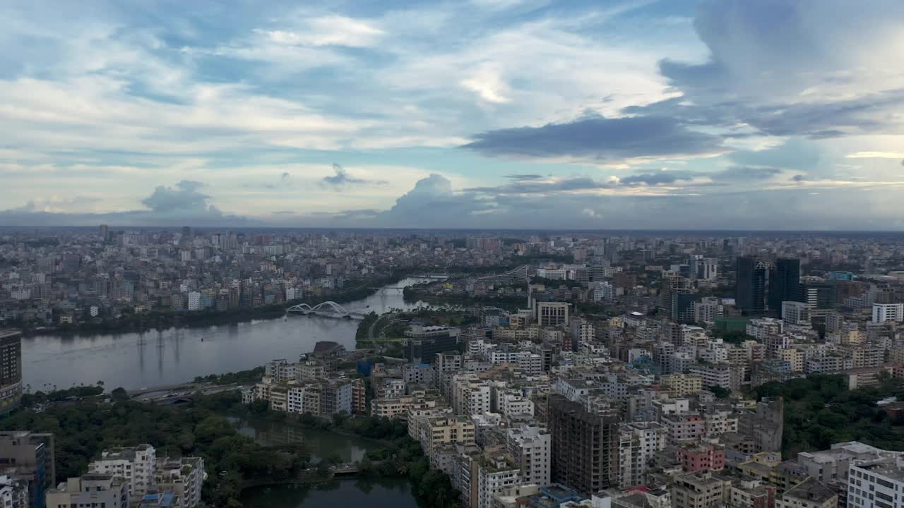 无人机拍摄的孟加拉国达卡城市美丽日落的视频视频素材