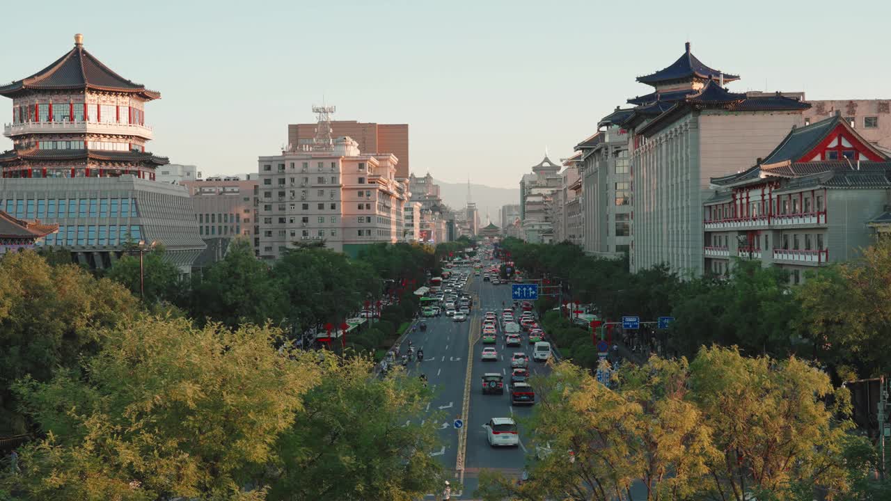 中国西安，日落时分的城市交通景观。视频素材