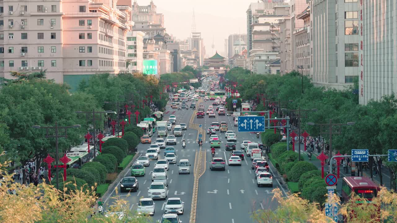 中国西安，日落时分的城市交通景观。视频素材