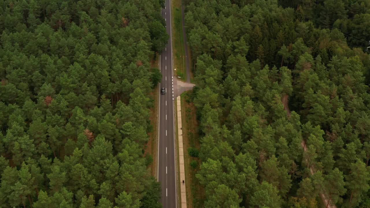 乡村道路与自行车道的垂直视图，自行车骑在上面视频素材