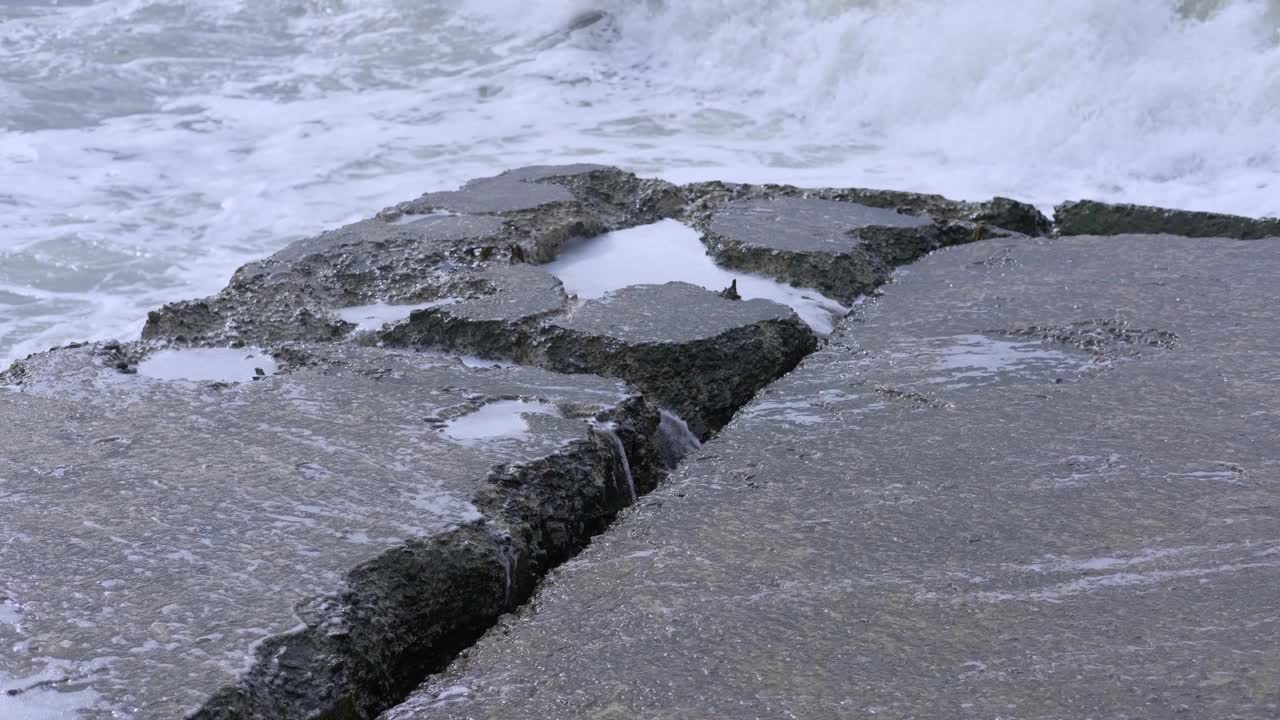 暴风雨中海浪拍打着混凝土防波堤视频素材