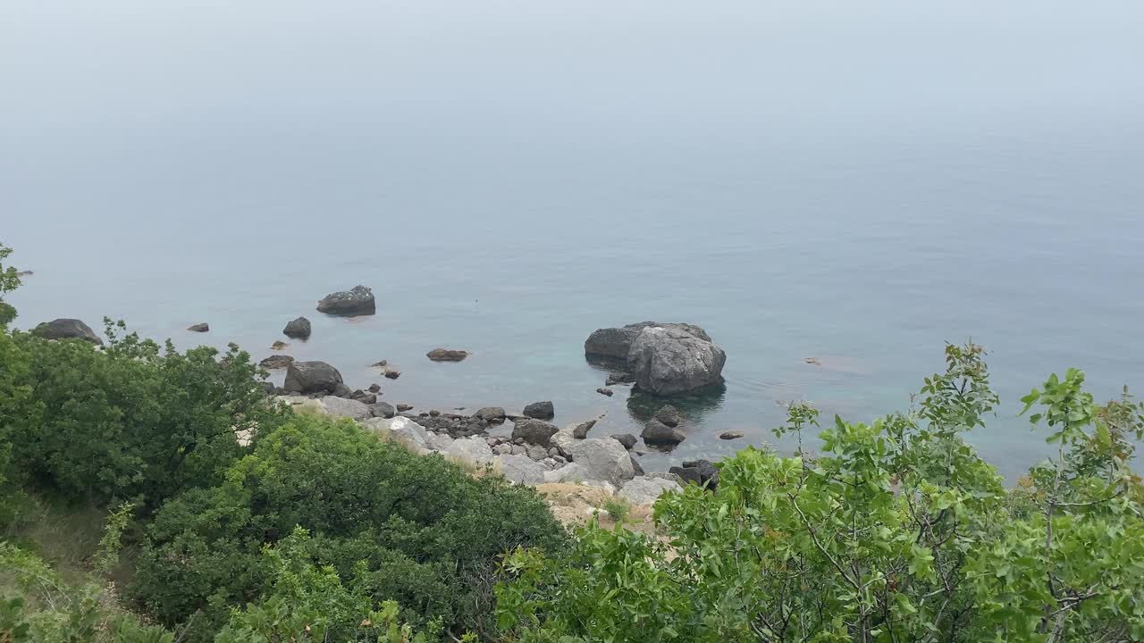 海岸线上有岩石和平静的大海视频素材