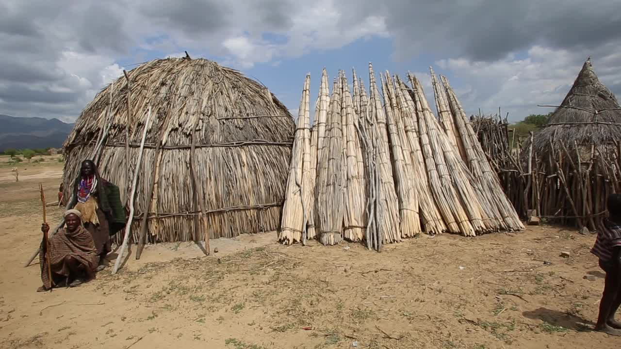 尼扬atom部落纸莎草小屋，奥莫山谷，埃塞俄比亚视频素材