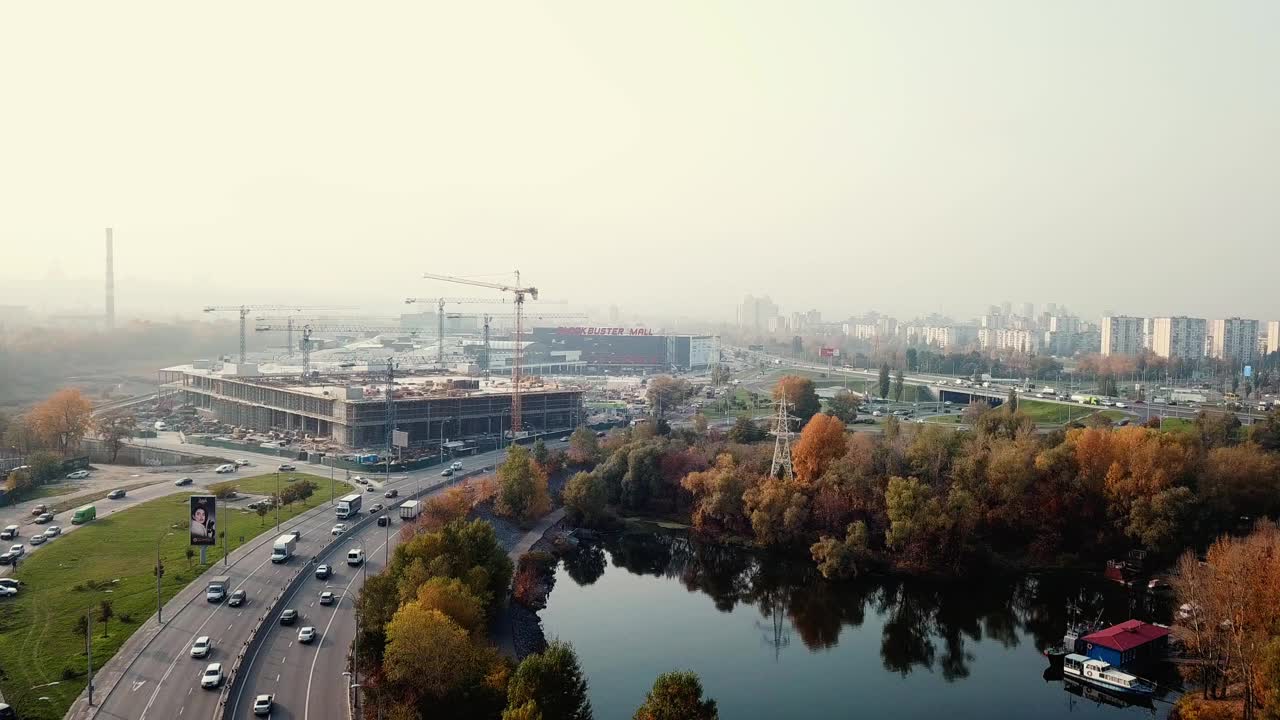 飞越高速公路，沿着河流和工业区的另一边，背景是一座铁路桥，乌克兰基辅秋天视频素材