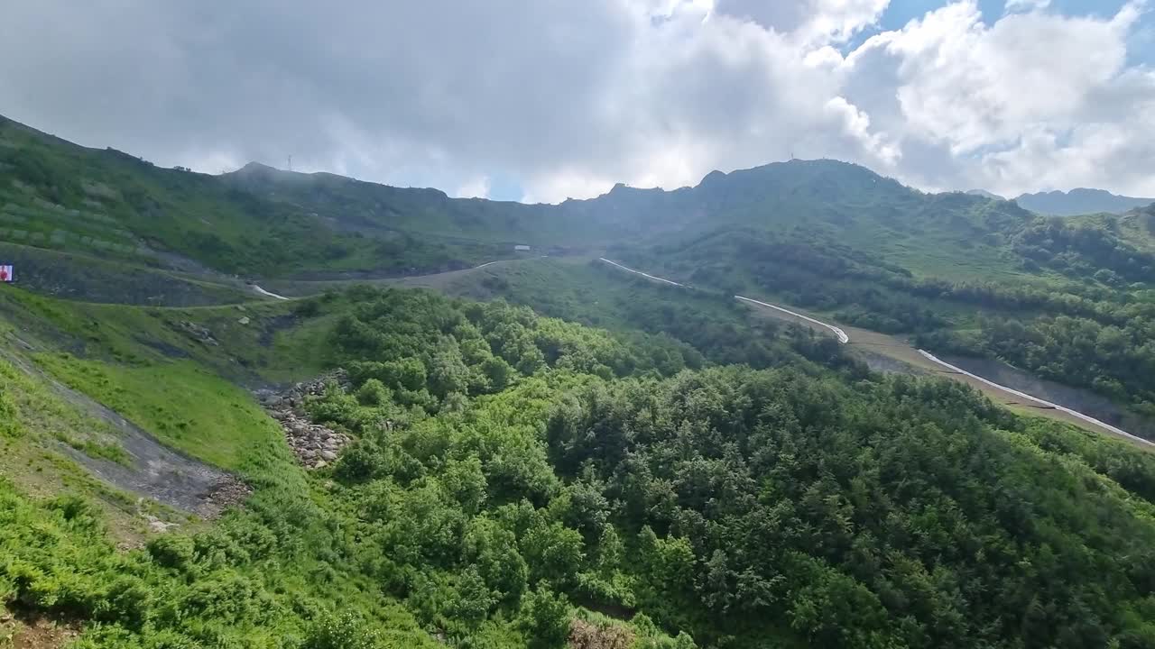 山上有缆车。夏天旅游。视频素材