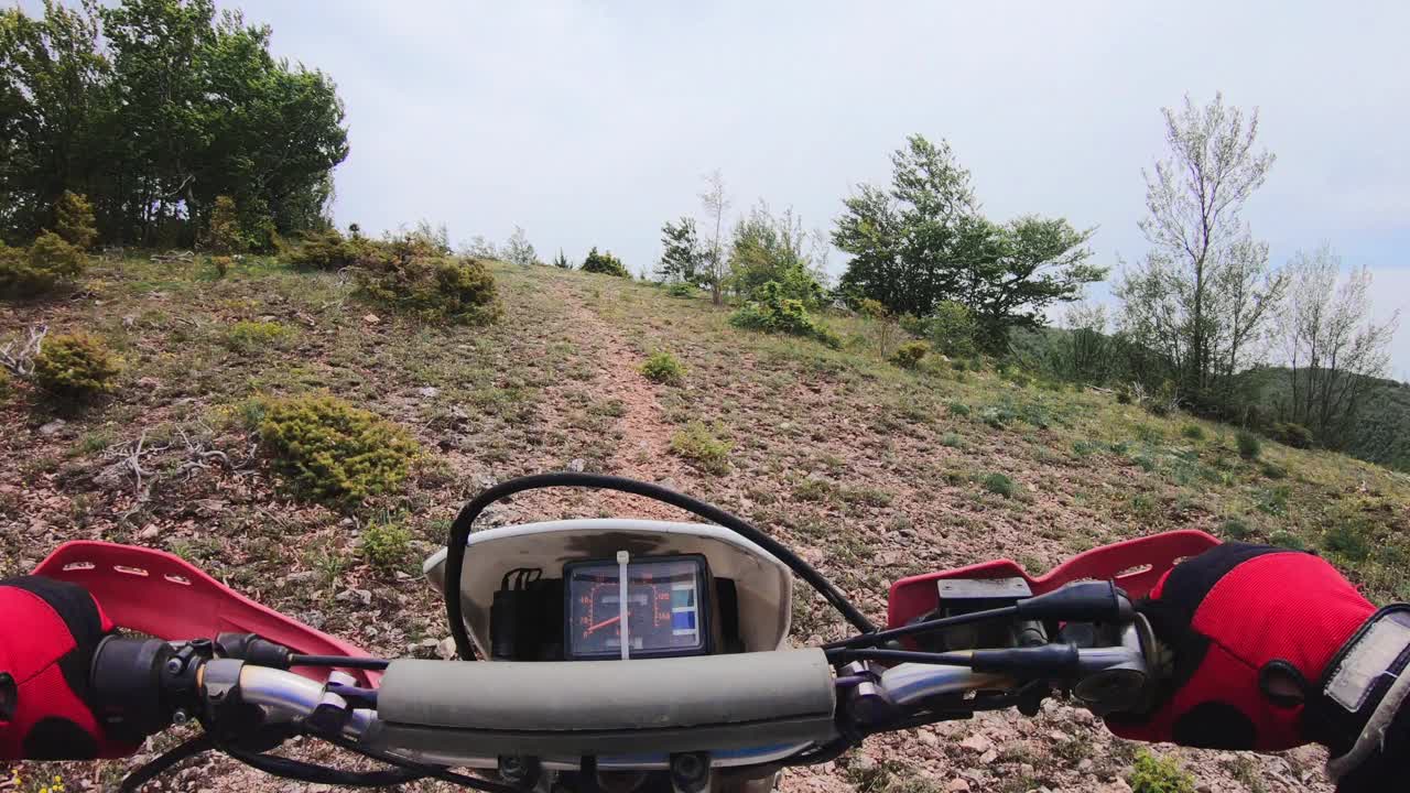 耐力赛车手在越野山地赛道上驾驶摩托车。越野摩托中的越野摩托视频素材