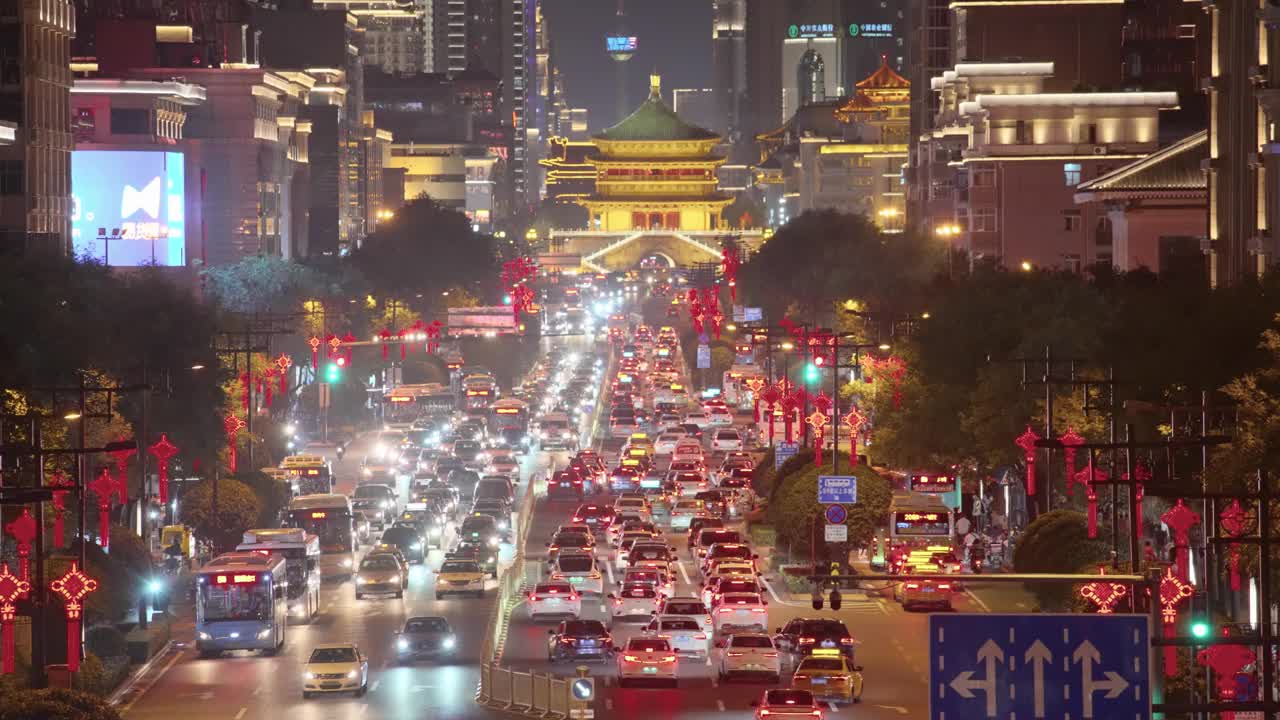 中国西安，日落时分的城市交通景观。视频素材