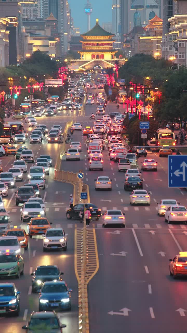 中国西安，日落时分的城市交通景观。视频素材