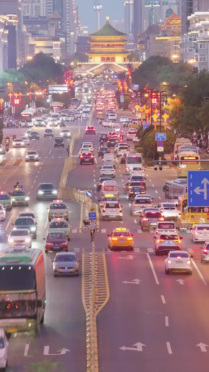 中国西安，日落时城市交通的时间流逝。视频素材