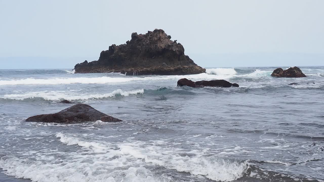 特内里费岛的海岸景观，海浪冲击着沙滩和岩石海滩。视频素材