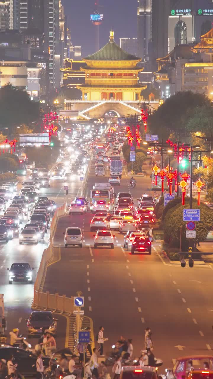 中国西安，日落时分的城市交通景观。视频素材