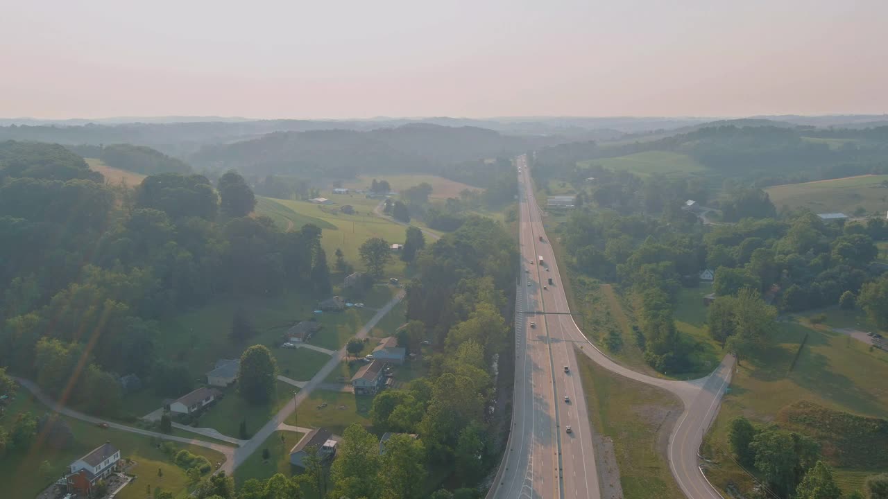 美国宾夕法尼亚州Bentleyville镇农场附近的Dwight D. Eisenhower高速公路70号公路鸟瞰图视频素材