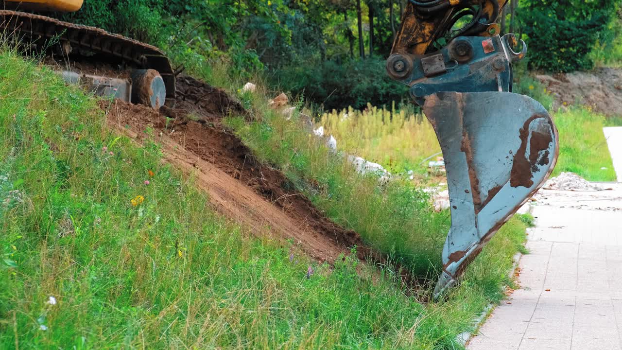 挖掘机铲斗平整草坡地面视频素材