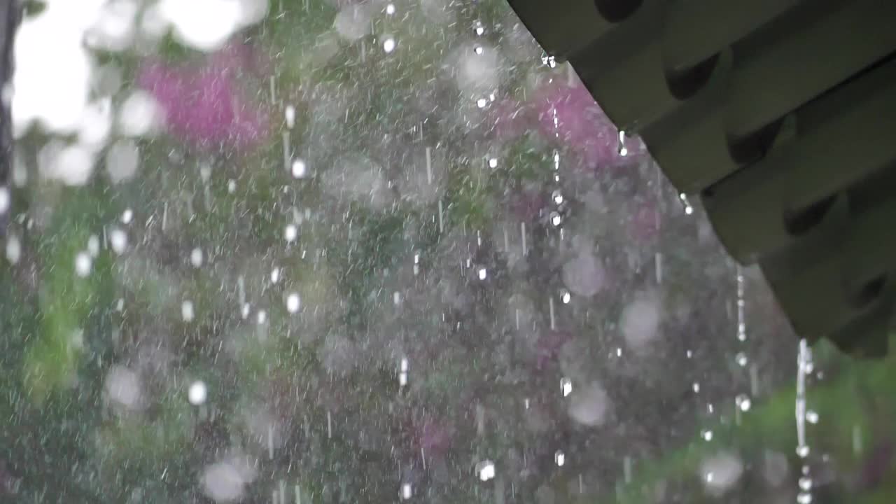 从屋顶下的雨，大雨，暴风雨视频素材