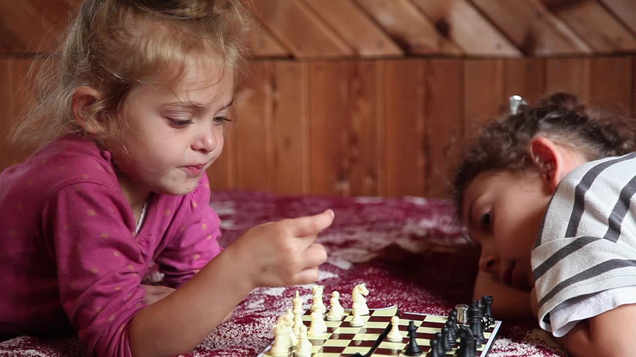 小女孩在床上下棋的侧面视频素材