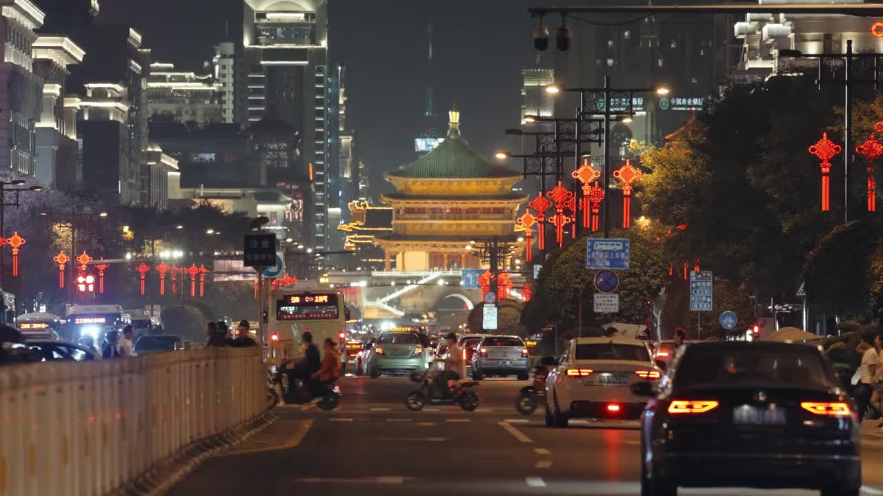 中国西安，日落时分的城市交通景观。视频素材