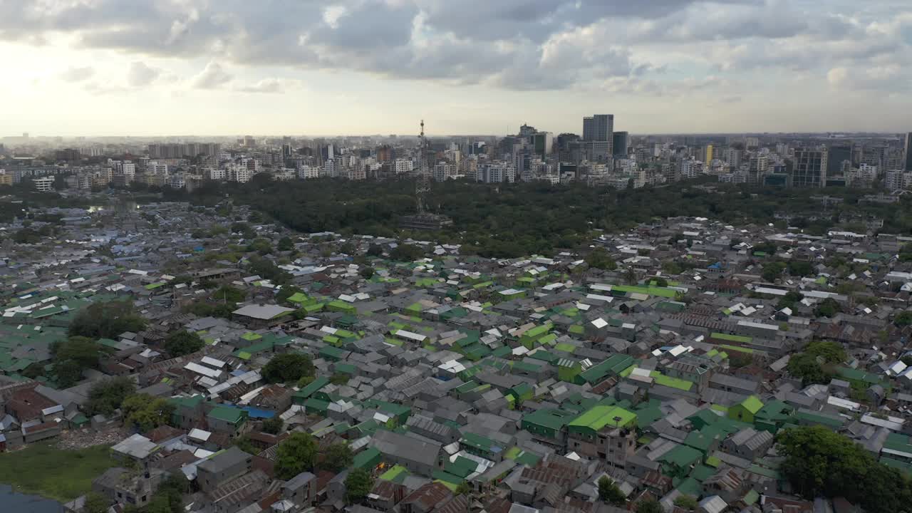 在达卡的城市中心的贫民窟，孟加拉国视频下载