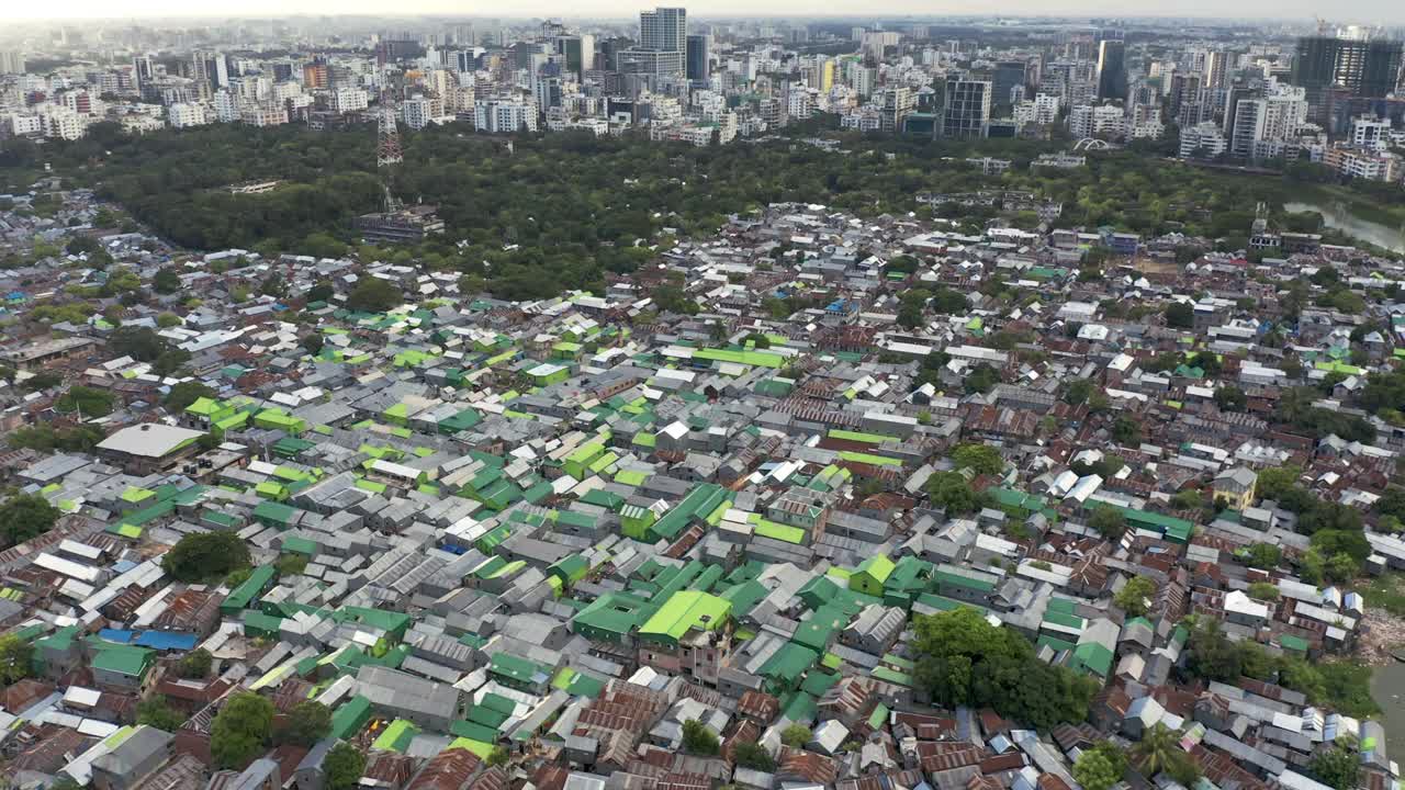 日落无人机拍摄的孟加拉国达卡Korail贫民窟地区视频素材