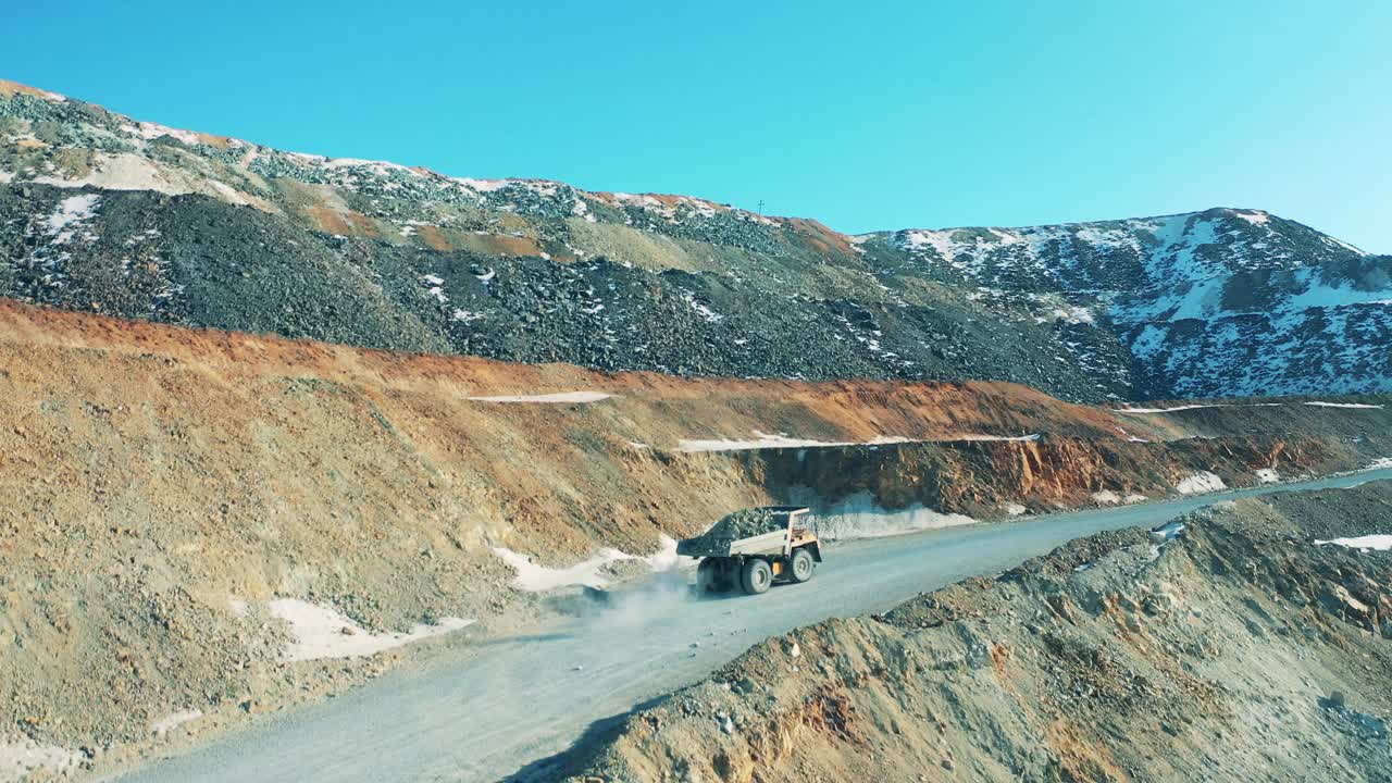 载货运输车正沿着铜采石场道路行驶视频素材