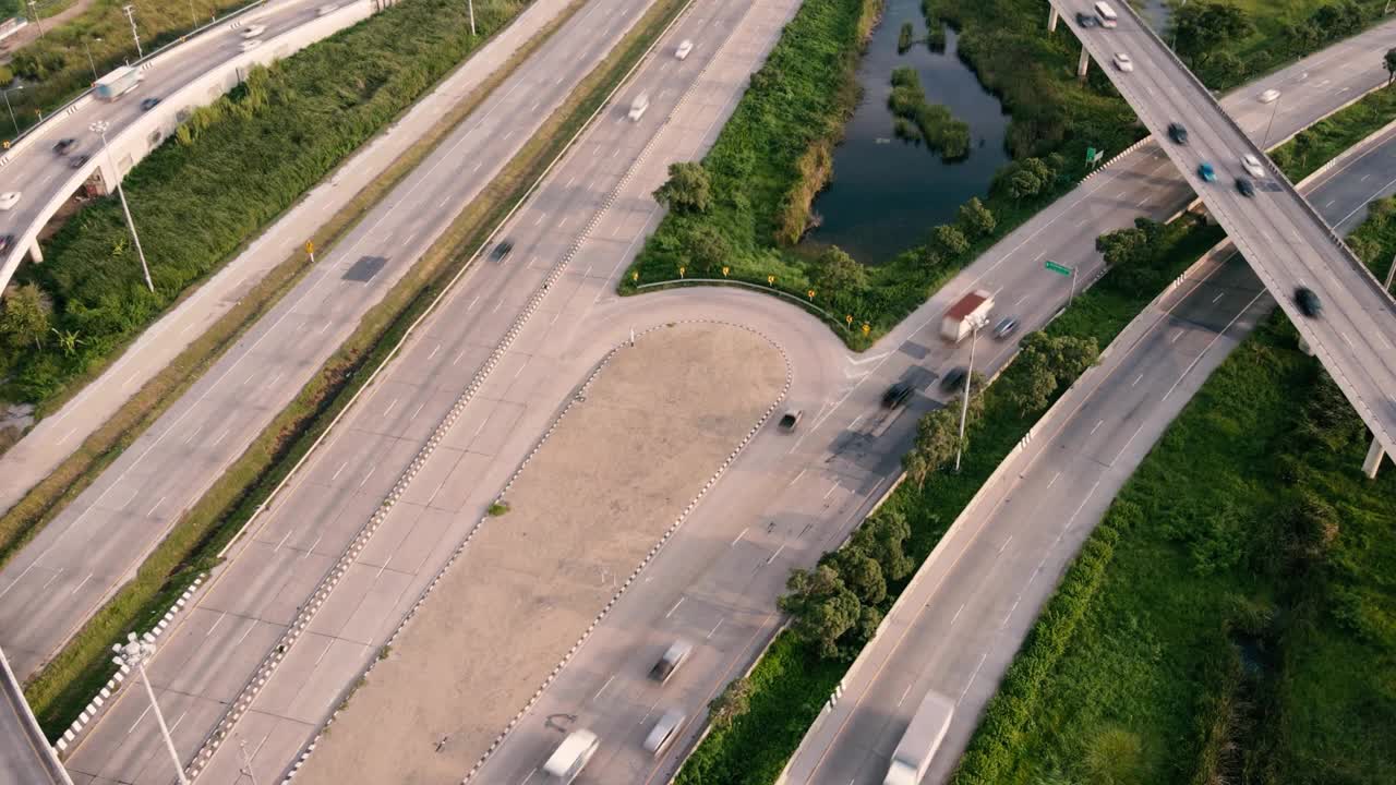 鸟瞰图高度倾斜的道路交通视频素材