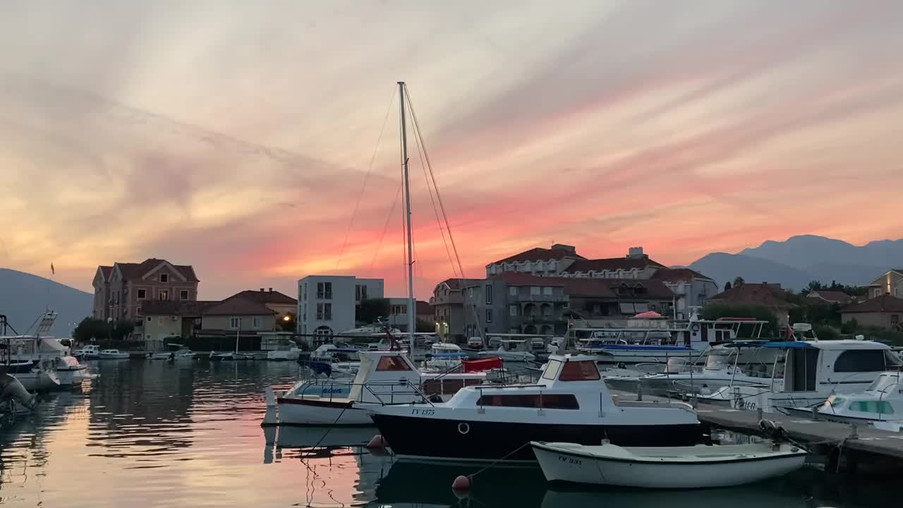 海湾里的游艇背景是美丽的日落视频素材