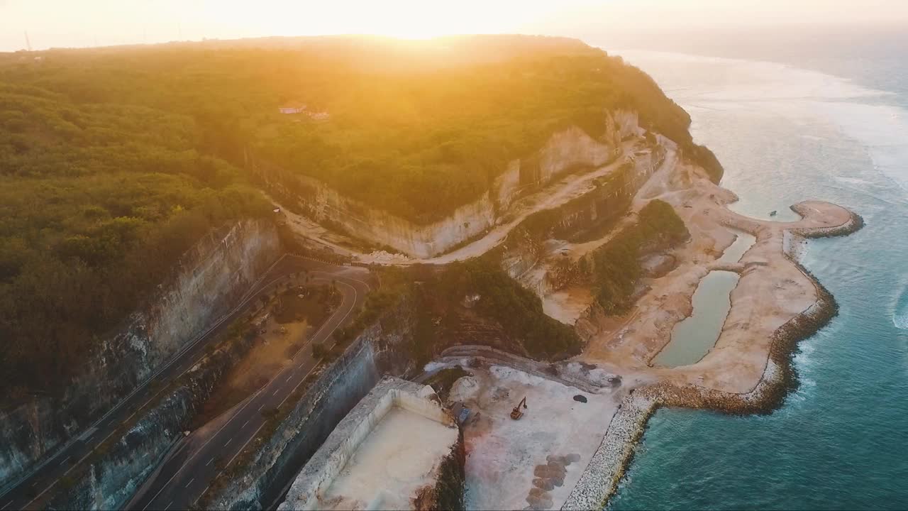 从巴厘岛海滩的海洋鸟瞰日出视频素材