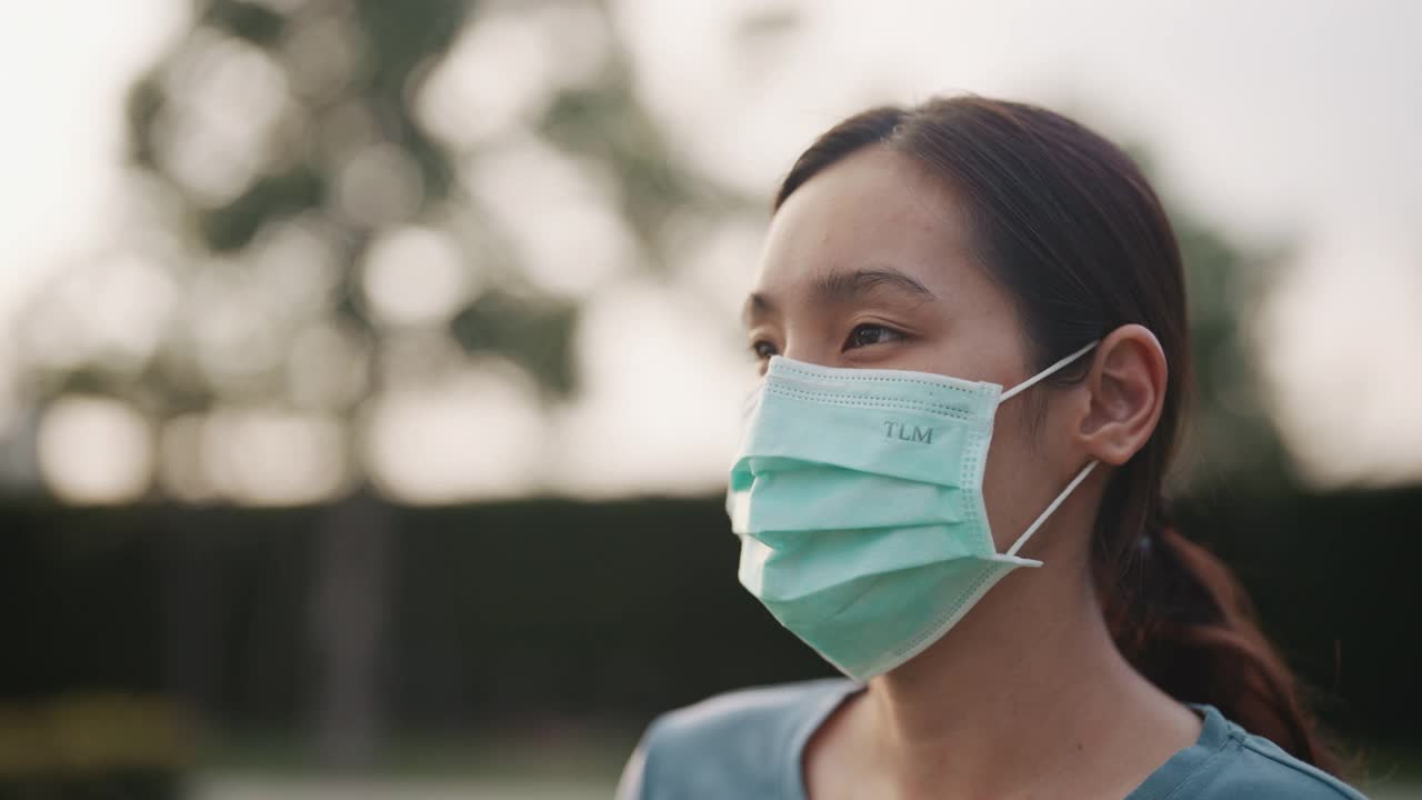 女人摘下口罩，呼吸新鲜空气视频素材