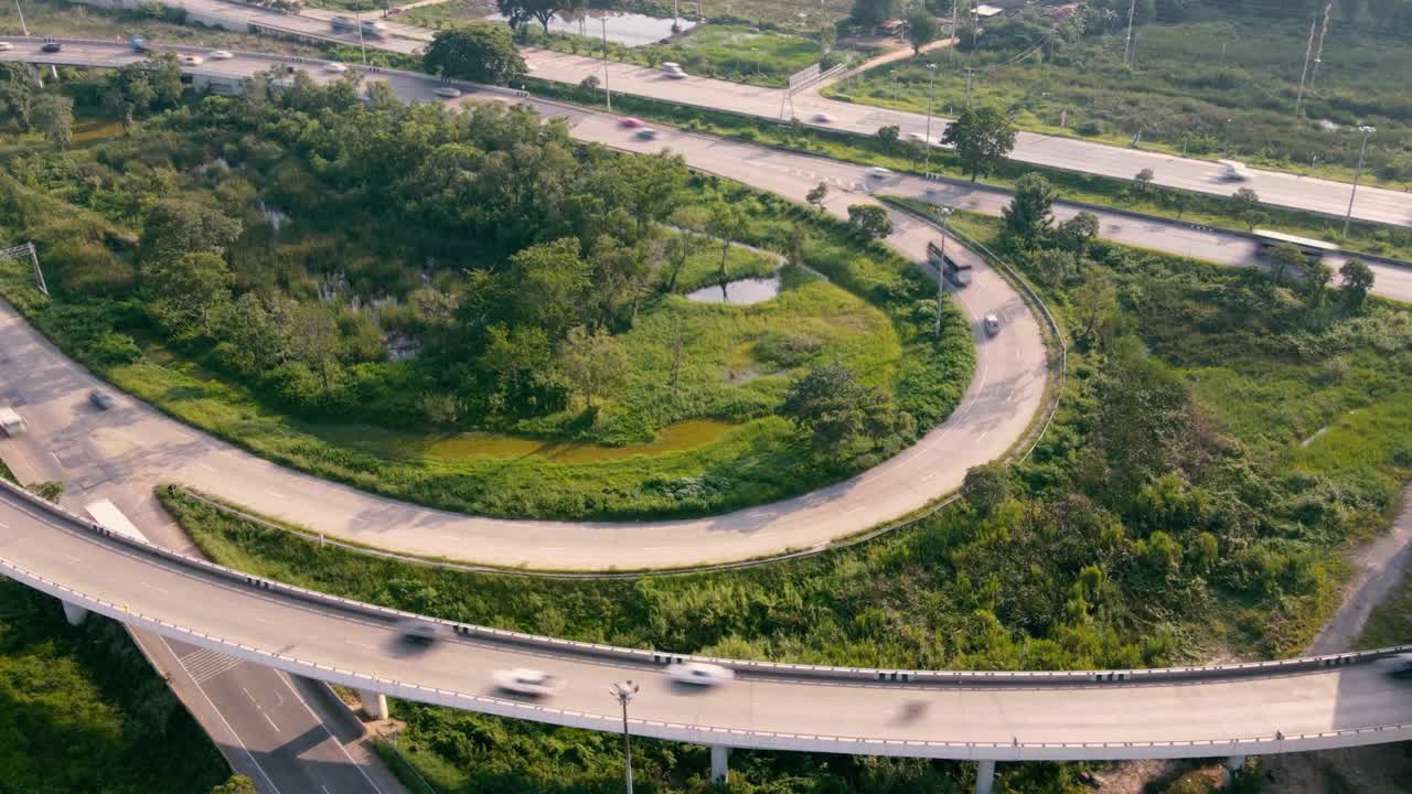 鸟瞰日落时高度倾斜的道路交通和绿地视频素材