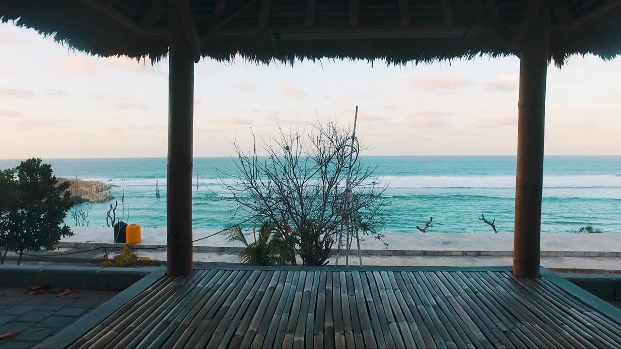 空中的蓝色海景与日出的天空视频下载