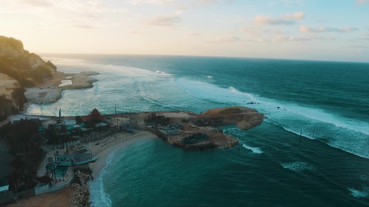 空中美丽的蓝色海洋与日出的天空视图视频下载