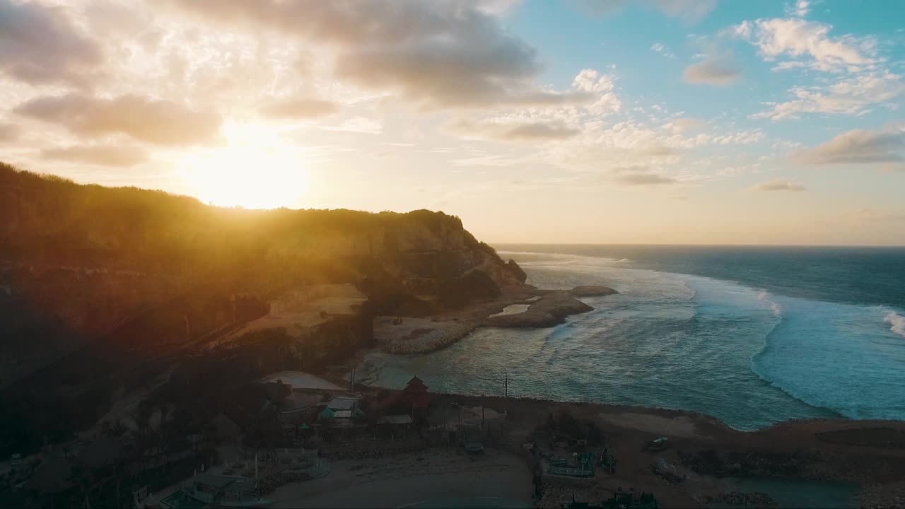 从巴厘岛海滩鸟瞰海洋和日出视频素材