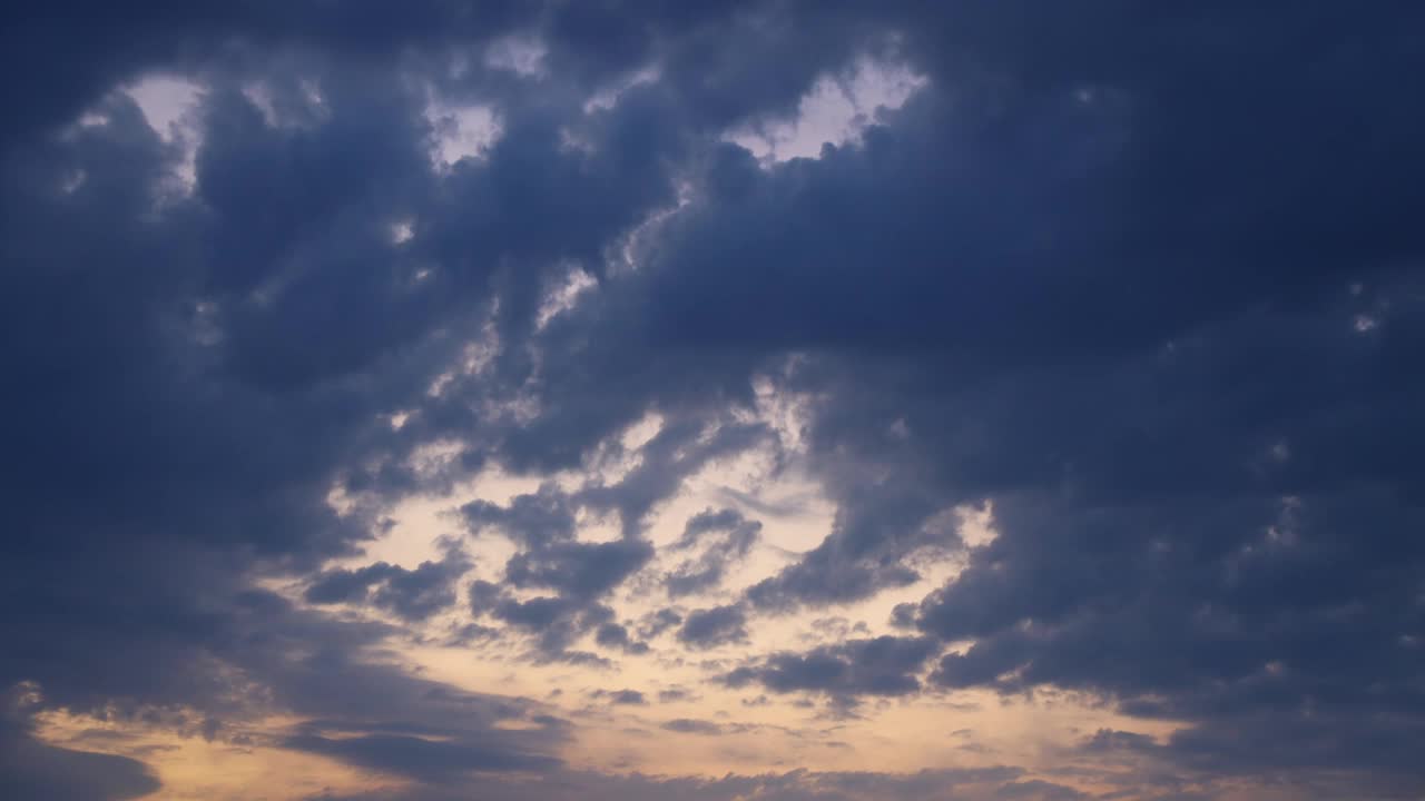 4k的时间流逝，美丽的蓝天与白云的背景。天空的云。视频素材