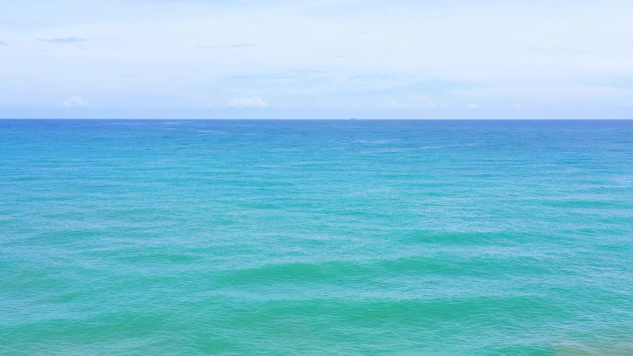 夏天海滩背景。沙滩，大海，蓝天，视频素材