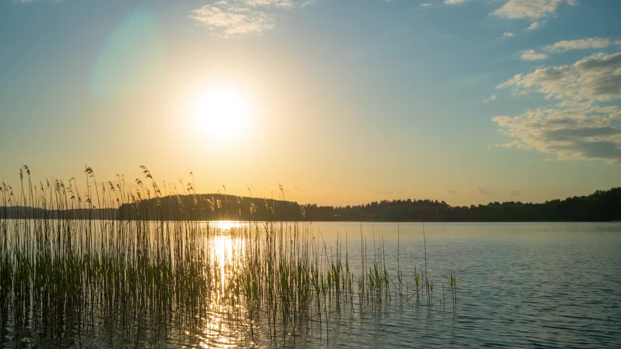 夏日湖边日落，时光流逝视频素材