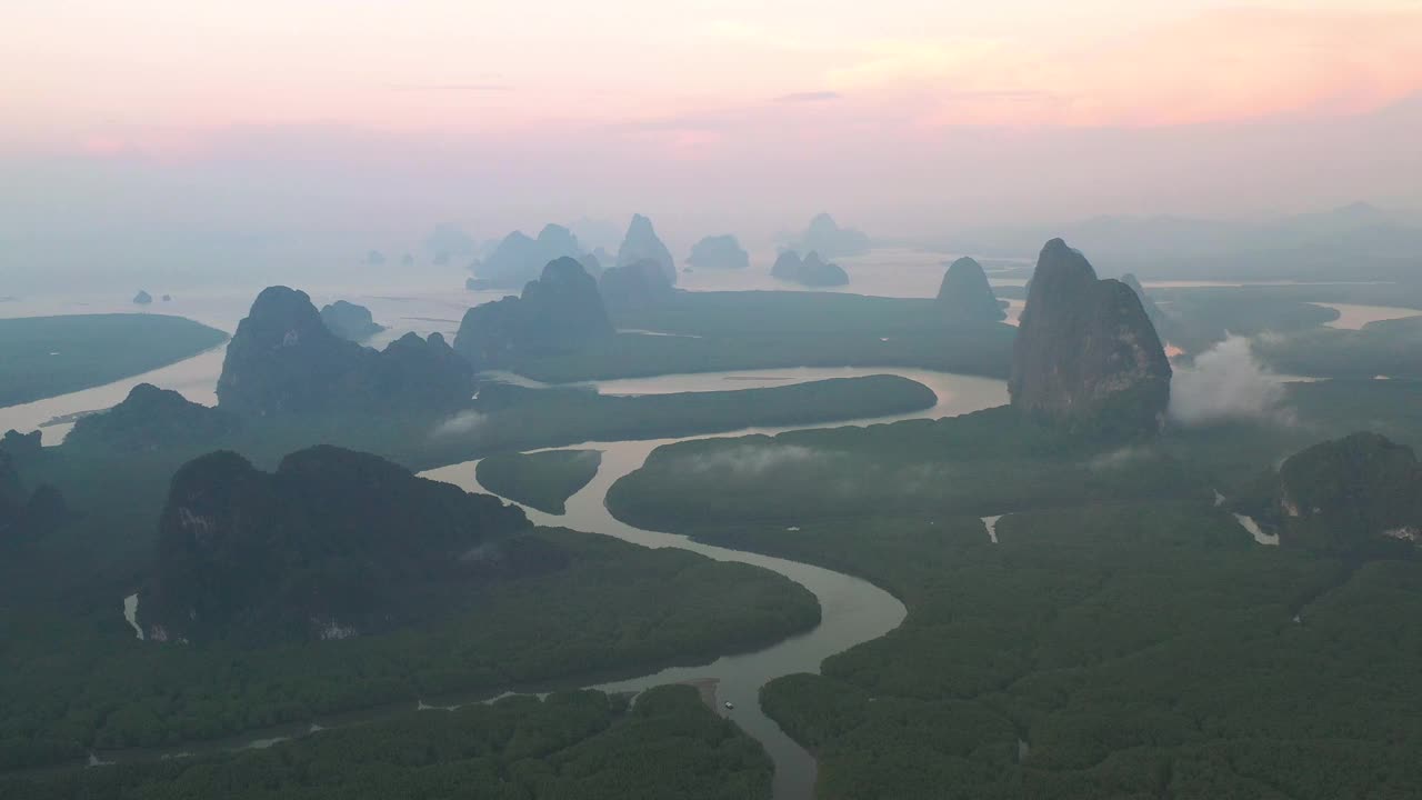 俯瞰夕阳下的攀牙湾，泰国。视频素材