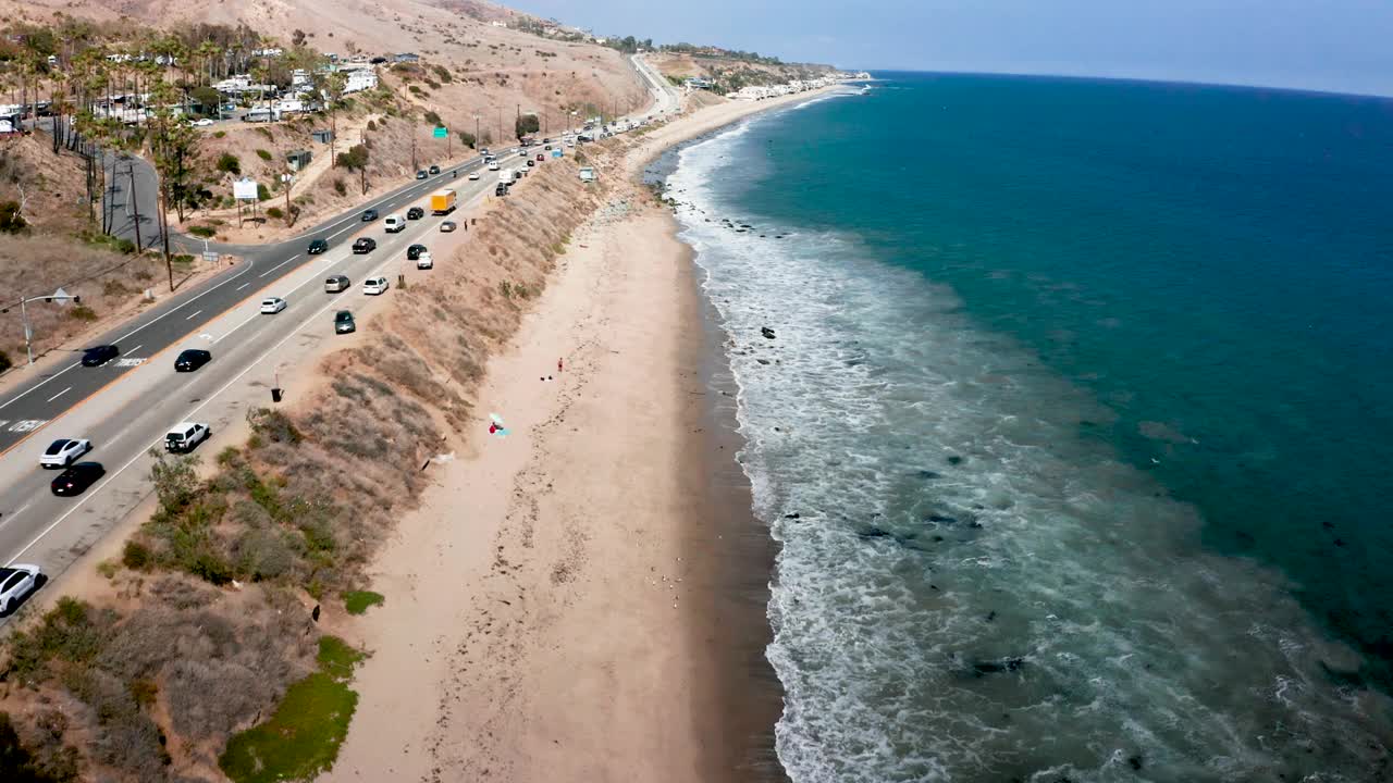 4K无人机拍摄的加州马里布海滩海岸线，海浪涌向海滩。视频素材