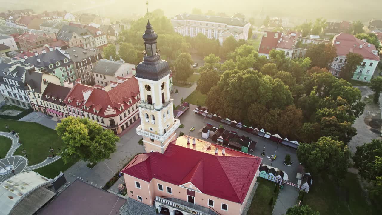 飞越乌克兰Kamenets-Podolsky市中心上空。鸟瞰图晴朗的早晨在Kamianets-Podilskyi视频素材