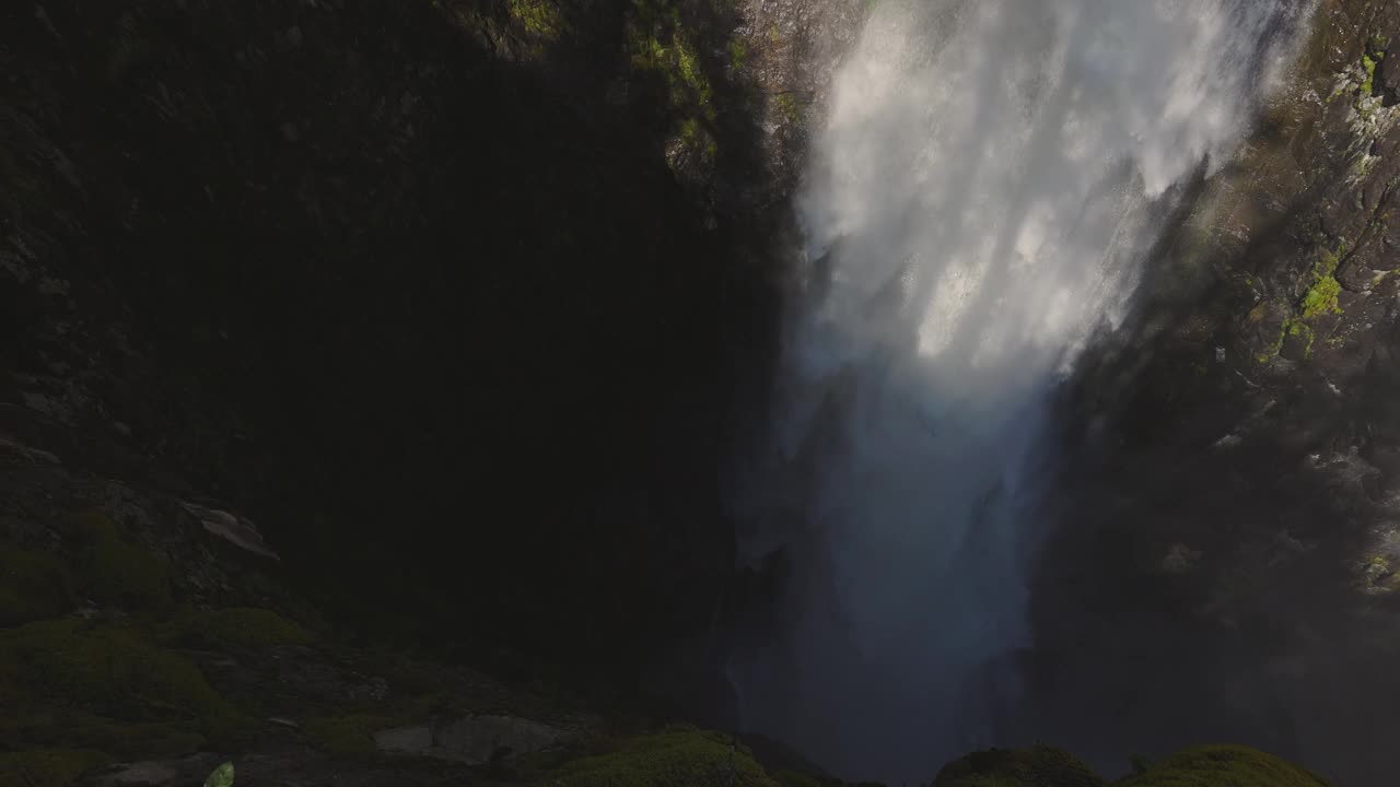 瀑布从加拿大山脉的岩石峡谷中奔流而下。视频素材