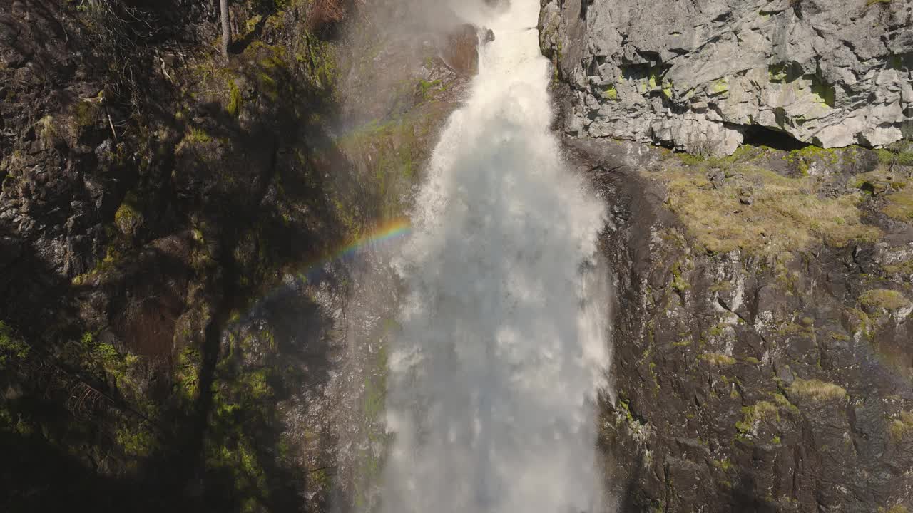 瀑布从加拿大山脉的岩石峡谷中奔流而下。视频素材