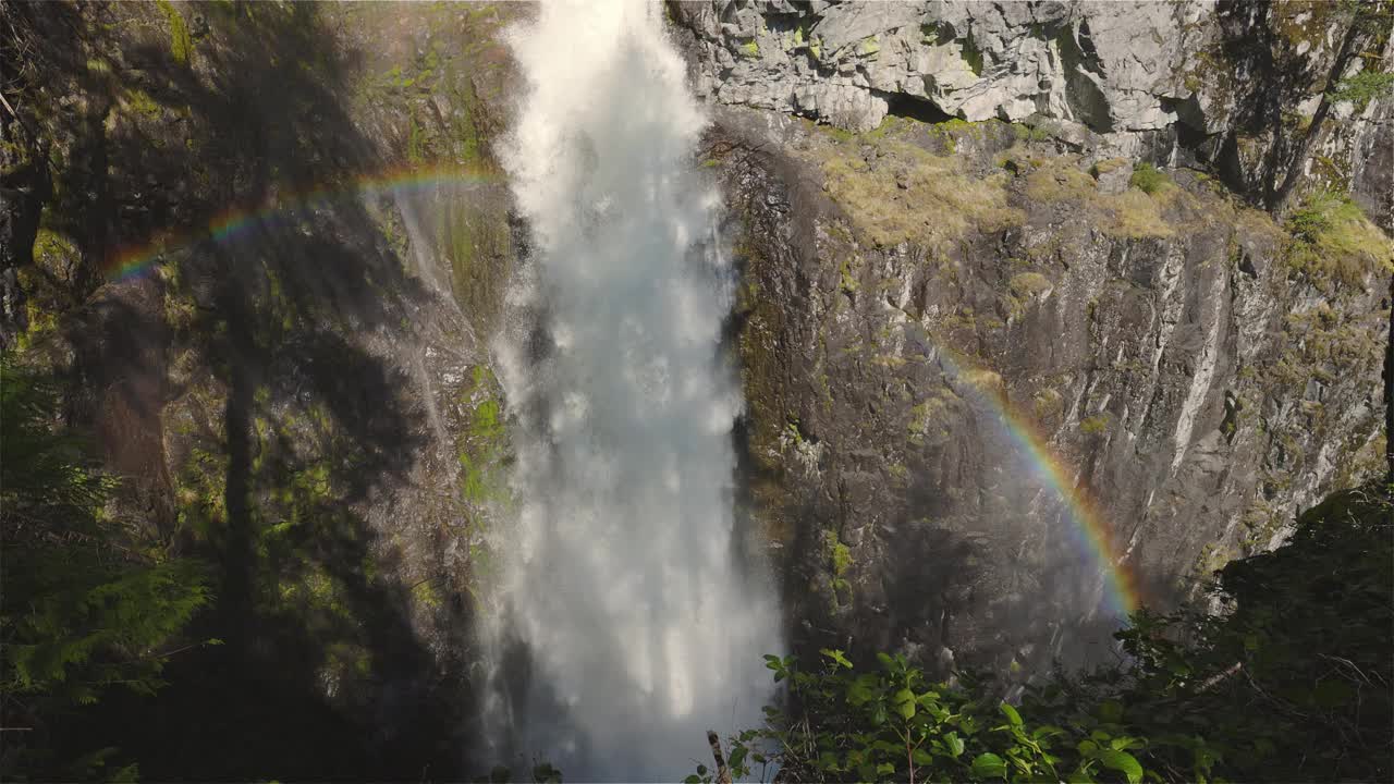 瀑布从加拿大山脉的岩石峡谷中奔流而下。视频素材