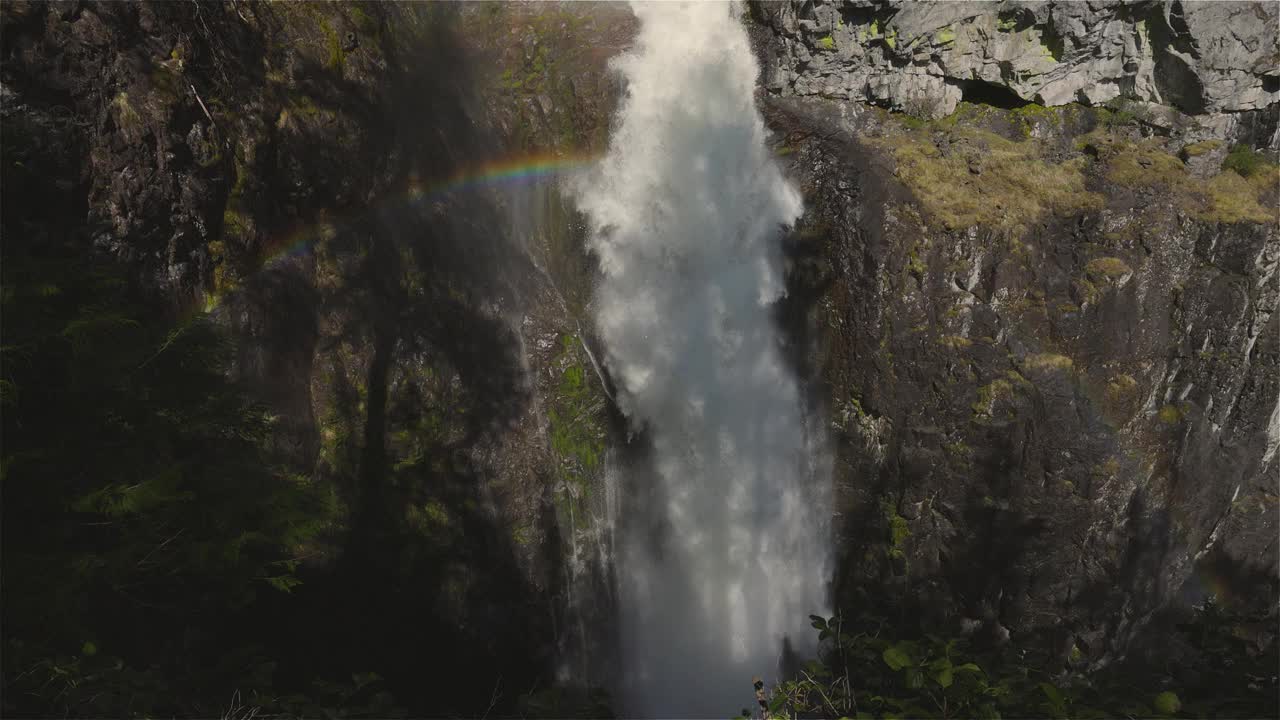 瀑布从加拿大山脉的岩石峡谷中奔流而下。视频素材