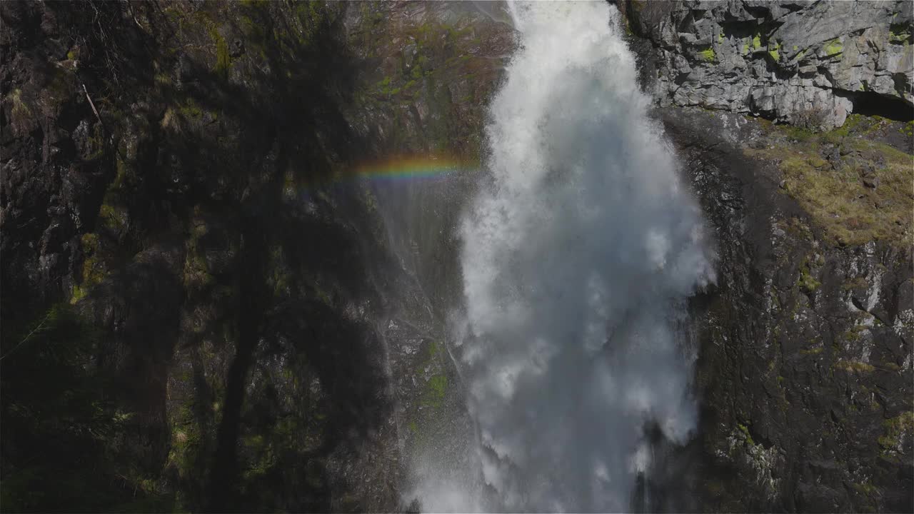 瀑布从加拿大山脉的岩石峡谷中奔流而下。视频素材