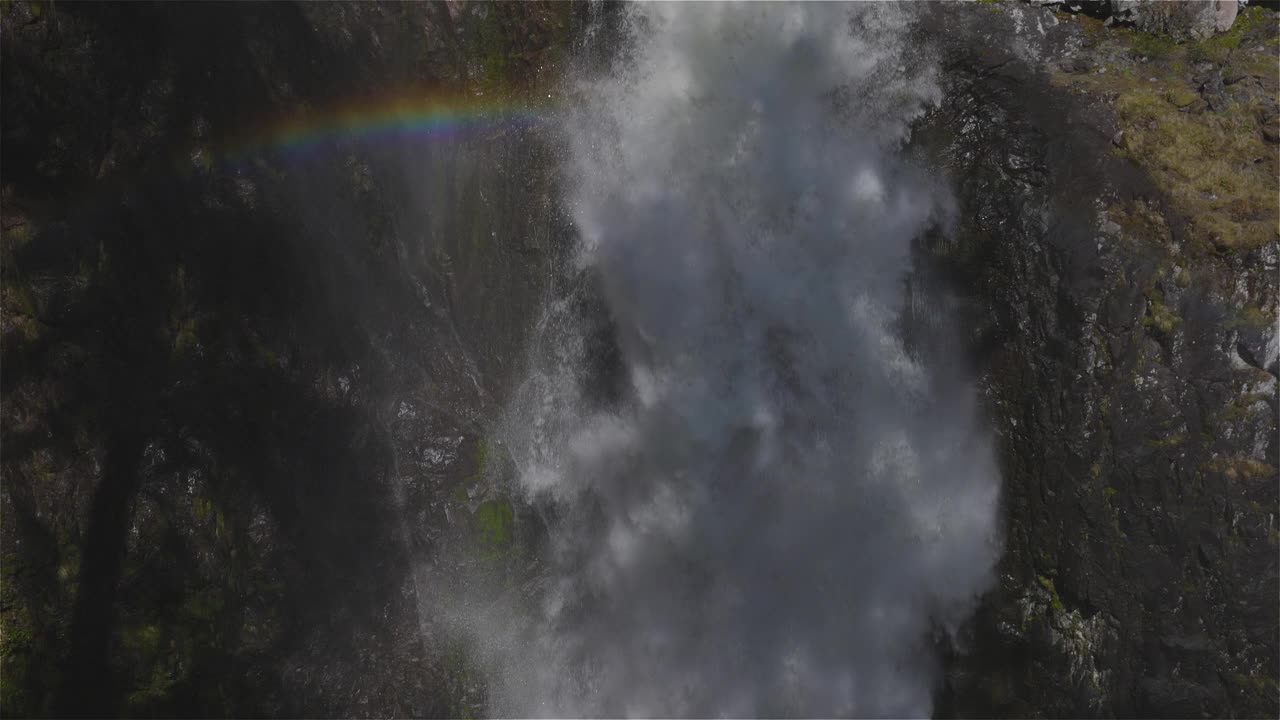 瀑布从加拿大山脉的岩石峡谷中奔流而下。视频素材