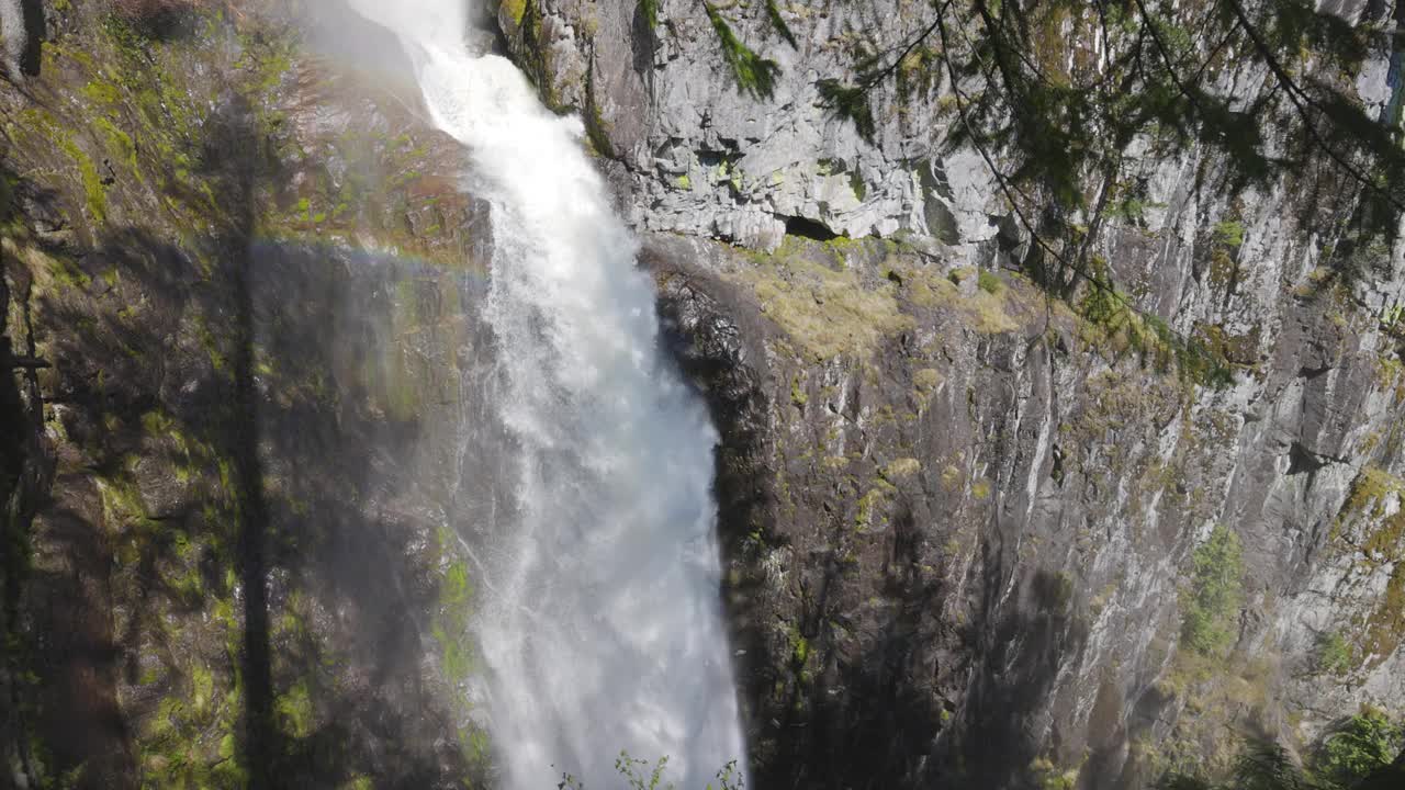 瀑布从加拿大山脉的岩石峡谷中奔流而下。视频素材