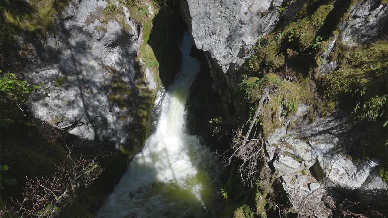 瀑布从加拿大山脉的岩石峡谷中奔流而下。视频素材