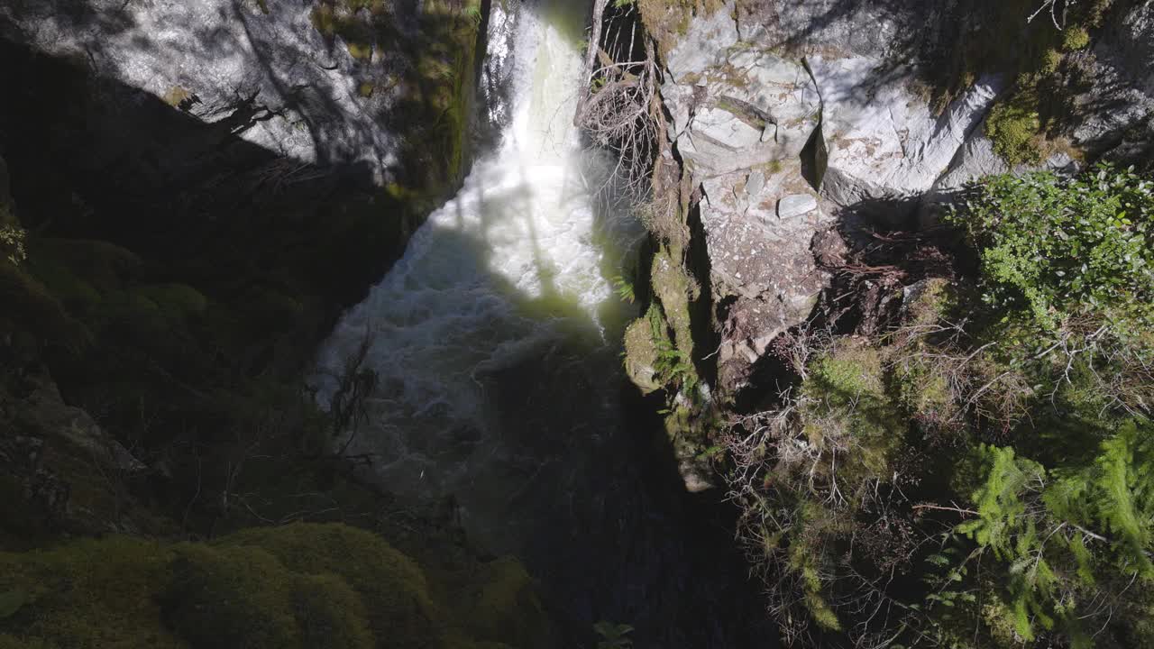 瀑布从加拿大山脉的岩石峡谷中奔流而下。视频素材