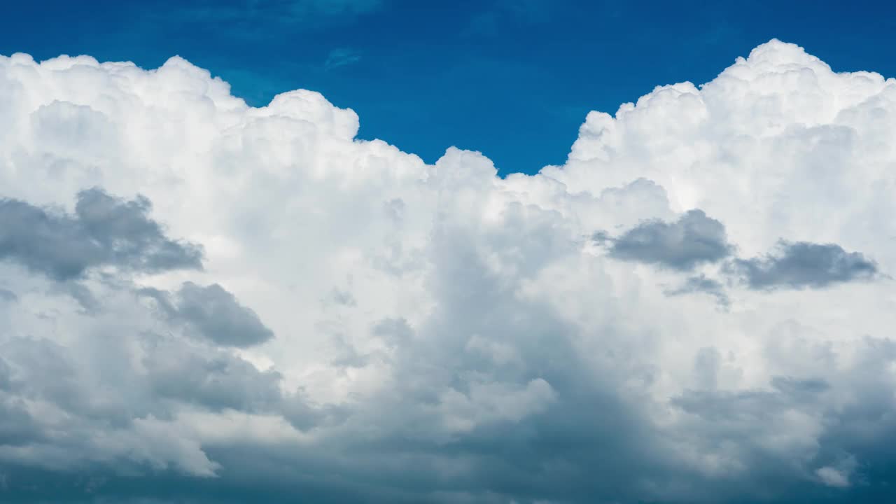 暴风骤雨的云朵飞快地掠过天空，时光流逝视频素材