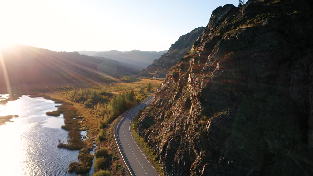 鸟瞰图曲线沥青公路背景日落落基山脉视频素材