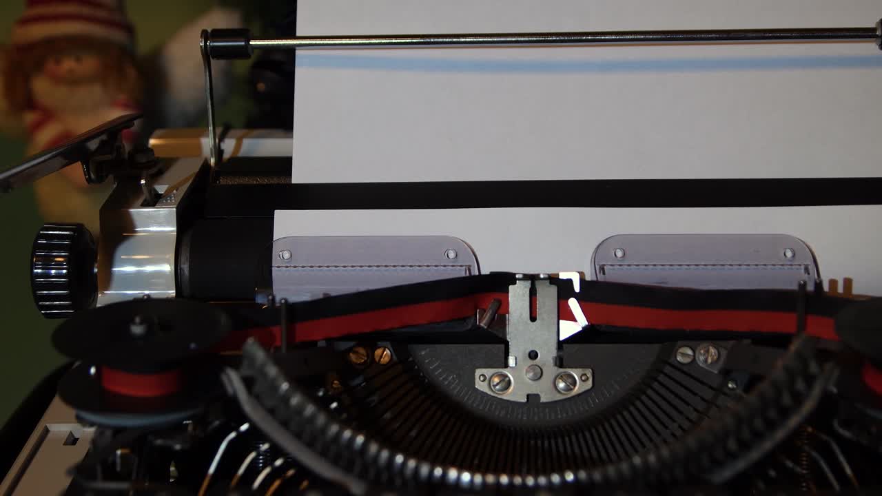 Dear Santa - writing the words with a old typewriter-flat .亲爱的圣诞老人用一台旧打字机写的视频下载