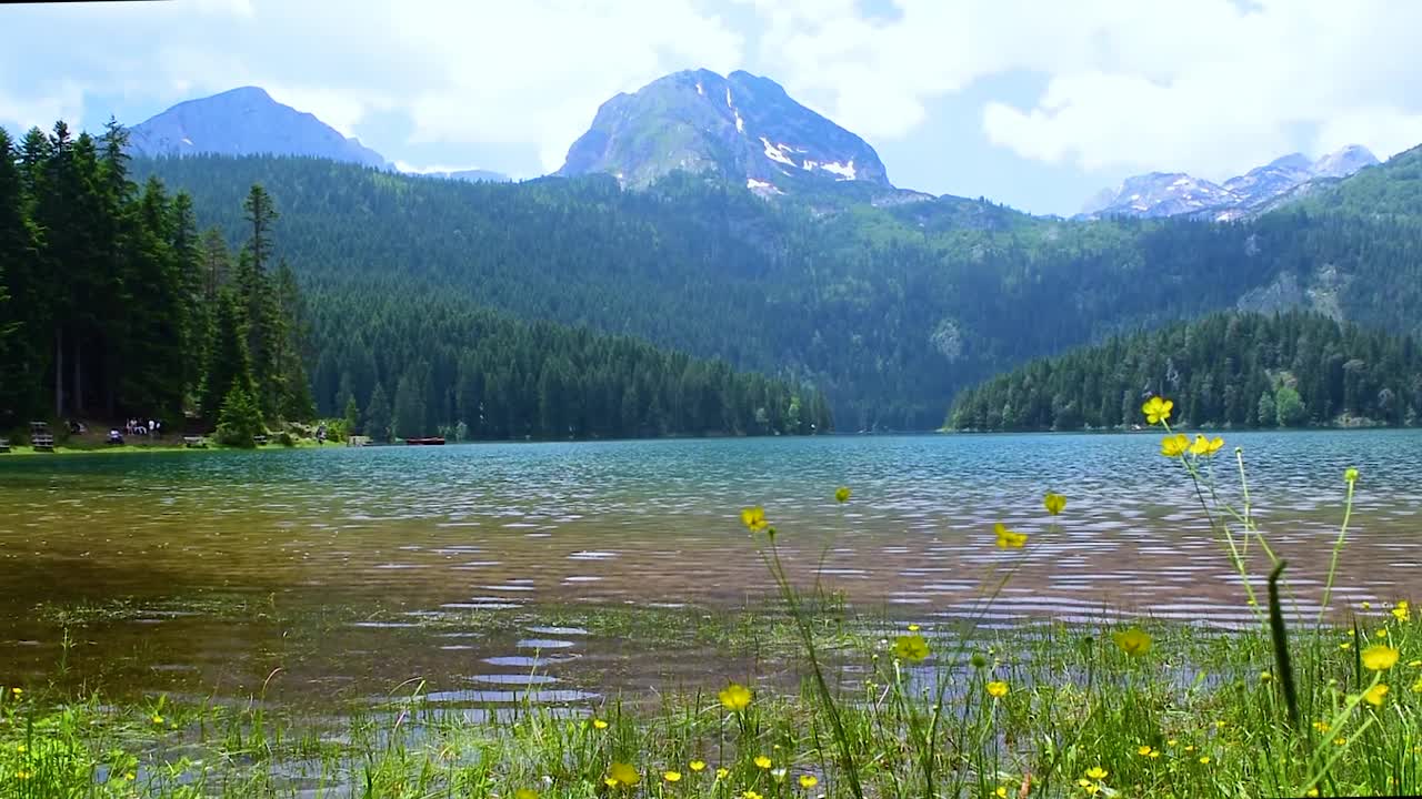 冰川黑色湖与米德峰。杜米托国家公园的高级旅游景点。黑山。视频素材